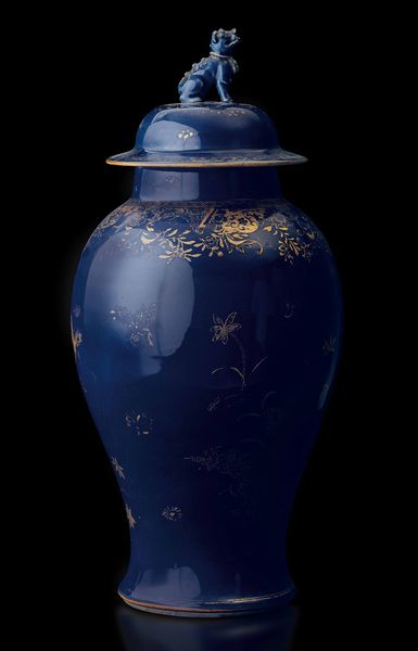 Potiche in porcellana monocroma blu con decori lumeggiati in color oro e presa del coperchio a foggia di leone, Cina, Dinastia Qing, epoca Kangxi (1662-1722)  - Asta Fine chinese works of art - Associazione Nazionale - Case d'Asta italiane