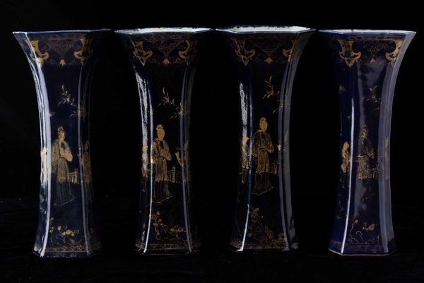Quattro vasi a tromba a pianta esagonale in porcellana monocroma blu con scene di vita comune lumeggiate in color oro, Cina, Dinastia Qing, epoca Qianlong (1736-1796)  - Asta Fine chinese works of art - Associazione Nazionale - Case d'Asta italiane