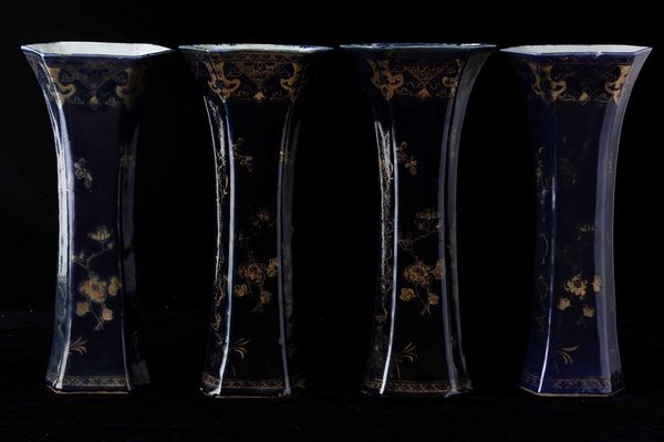 Quattro vasi a tromba a pianta esagonale in porcellana monocroma blu con scene di vita comune lumeggiate in color oro, Cina, Dinastia Qing, epoca Qianlong (1736-1796)  - Asta Fine chinese works of art - Associazione Nazionale - Case d'Asta italiane