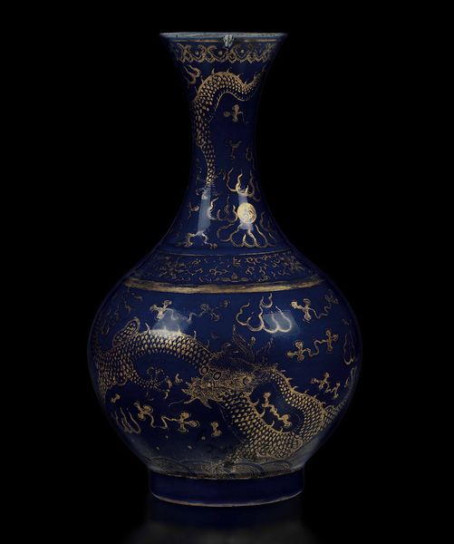 Vaso a bottiglia in porcellana monocroma blu con decoro di draghi tra le nuvole lumeggiato in color oro, Cina, Dinastia Qing, marca e del periodo Guangxu (1875-1912)  - Asta Fine chinese works of art - Associazione Nazionale - Case d'Asta italiane