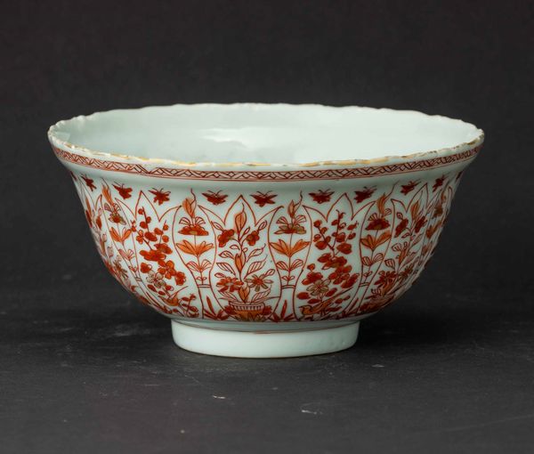 Ciotola in porcellana con decori floreali sui toni dell'arancio, Cina, Dinastia Qing, epoca Kangxi (1662-1722)  - Asta Fine chinese works of art - Associazione Nazionale - Case d'Asta italiane