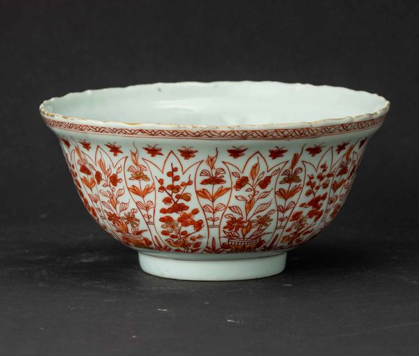 Ciotola in porcellana con decori floreali sui toni dell'arancio, Cina, Dinastia Qing, epoca Kangxi (1662-1722)  - Asta Fine chinese works of art - Associazione Nazionale - Case d'Asta italiane