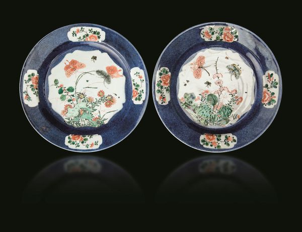 Coppia di piatti Famiglia Verde con soggetti naturalistici entro riserve su fondo blu poudr�, Cina, Dinastia Qing, epoca Kangxi (1662-1722)  - Asta Fine chinese works of art - Associazione Nazionale - Case d'Asta italiane