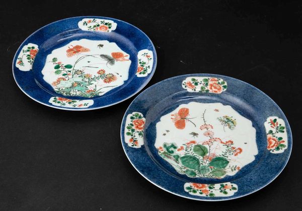 Coppia di piatti Famiglia Verde con soggetti naturalistici entro riserve su fondo blu poudr�, Cina, Dinastia Qing, epoca Kangxi (1662-1722)  - Asta Fine chinese works of art - Associazione Nazionale - Case d'Asta italiane