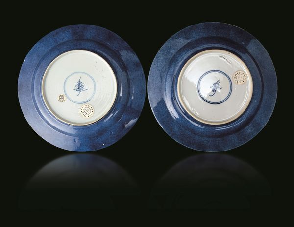 Coppia di piatti Famiglia Verde con soggetti naturalistici entro riserve su fondo blu poudr�, Cina, Dinastia Qing, epoca Kangxi (1662-1722)  - Asta Fine chinese works of art - Associazione Nazionale - Case d'Asta italiane