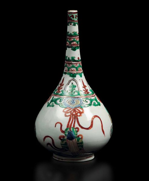Vaso a bottiglia in porcellana Famiglia Verde con decori naturalistici, Cina, Dinastia Qing, epoca Kangxi (1662-1722)  - Asta Fine chinese works of art - Associazione Nazionale - Case d'Asta italiane