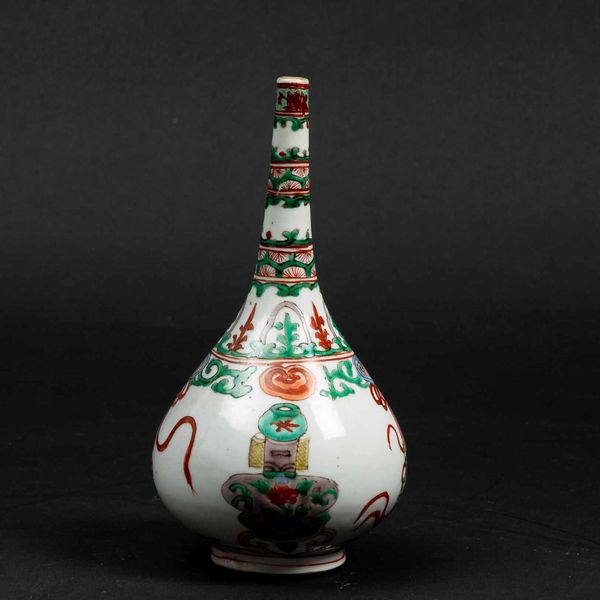 Vaso a bottiglia in porcellana Famiglia Verde con decori naturalistici, Cina, Dinastia Qing, epoca Kangxi (1662-1722)  - Asta Fine chinese works of art - Associazione Nazionale - Case d'Asta italiane