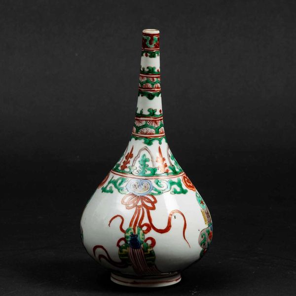 Vaso a bottiglia in porcellana Famiglia Verde con decori naturalistici, Cina, Dinastia Qing, epoca Kangxi (1662-1722)  - Asta Fine chinese works of art - Associazione Nazionale - Case d'Asta italiane