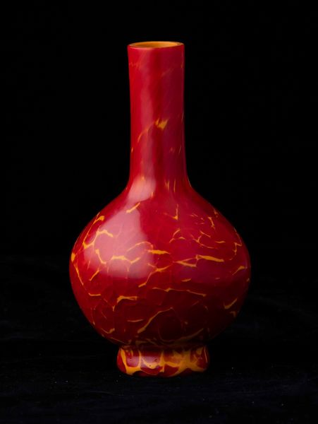 Piccolo vaso a bottiglia in vetro di Pechino sui toni del rosso e dell'arancio, Cina, Dinastia Qing, probabilmente marca e del periodo Qianlong (1736-1796)  - Asta Fine chinese works of art - Associazione Nazionale - Case d'Asta italiane