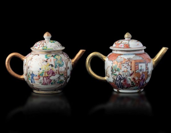 Due teiere in porcellana raffiguranti scene di vita comune e paesaggi entro riserve e lumeggiature in color oro, Cina, Dinastia Qing, epoca Qianlong (1736-1796)  - Asta Fine chinese works of art - Associazione Nazionale - Case d'Asta italiane