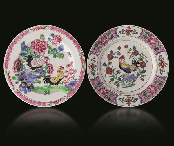 Due piatti diversi in porcellana Famiglia Rosa con galletti e decori floreali, Cina, Dinastia Qing, epoca Qianlong (1736-1796)  - Asta Fine chinese works of art - Associazione Nazionale - Case d'Asta italiane