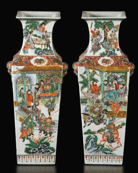 Coppia di vasi in porcellana Famiglia Verde a sezione quadrata con scene di vita di corte e mascheroni a foggia di testa leonina, Cina, Dinastia Qing, epoca Guangxu (1875-1908)  - Asta Fine chinese works of art - Associazione Nazionale - Case d'Asta italiane