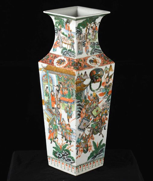 Coppia di vasi in porcellana Famiglia Verde a sezione quadrata con scene di vita di corte e mascheroni a foggia di testa leonina, Cina, Dinastia Qing, epoca Guangxu (1875-1908)  - Asta Fine chinese works of art - Associazione Nazionale - Case d'Asta italiane