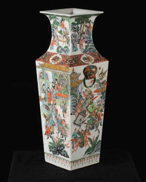 Coppia di vasi in porcellana Famiglia Verde a sezione quadrata con scene di vita di corte e mascheroni a foggia di testa leonina, Cina, Dinastia Qing, epoca Guangxu (1875-1908)  - Asta Fine chinese works of art - Associazione Nazionale - Case d'Asta italiane