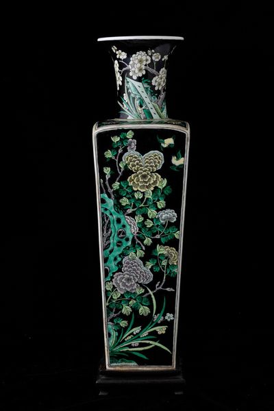Vaso a sezione quadrata in porcellana Famiglia Nera con decoro di rami in fiore, Cina, Dinastia Qing, XIX secolo  - Asta Fine chinese works of art - Associazione Nazionale - Case d'Asta italiane