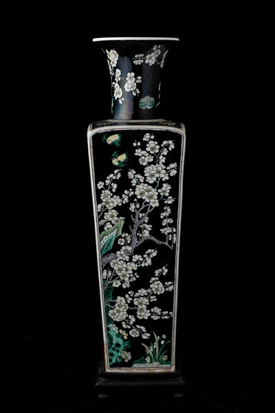 Vaso a sezione quadrata in porcellana Famiglia Nera con decoro di rami in fiore, Cina, Dinastia Qing, XIX secolo  - Asta Fine chinese works of art - Associazione Nazionale - Case d'Asta italiane