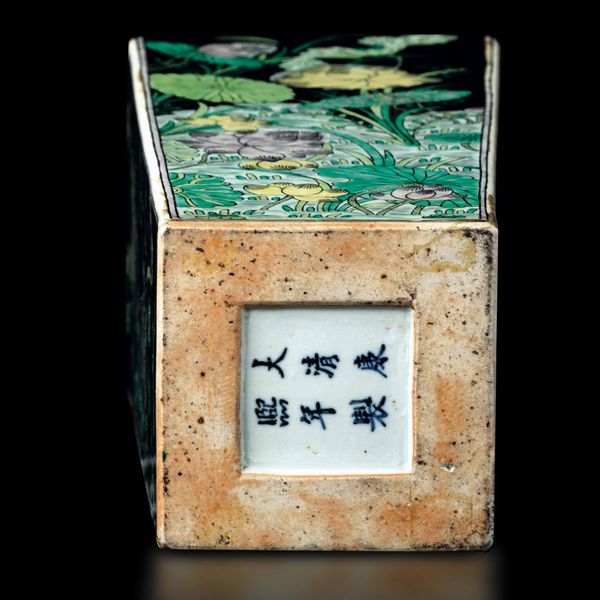 Vaso a sezione quadrata in porcellana Famiglia Nera con decoro di rami in fiore, Cina, Dinastia Qing, XIX secolo  - Asta Fine chinese works of art - Associazione Nazionale - Case d'Asta italiane