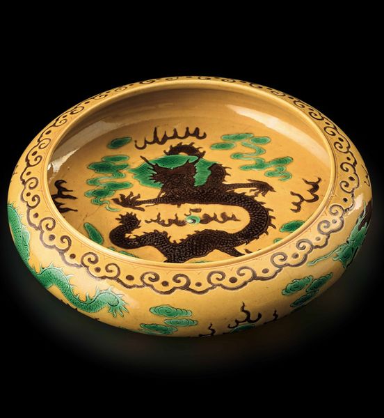 Ciotola in porcellana a smalti Sancai con figura centrale di drago tra le nuvole, Cina, Dinastia Qing, marca e del periodo Kangxi (1662-1722)  - Asta Fine chinese works of art - Associazione Nazionale - Case d'Asta italiane
