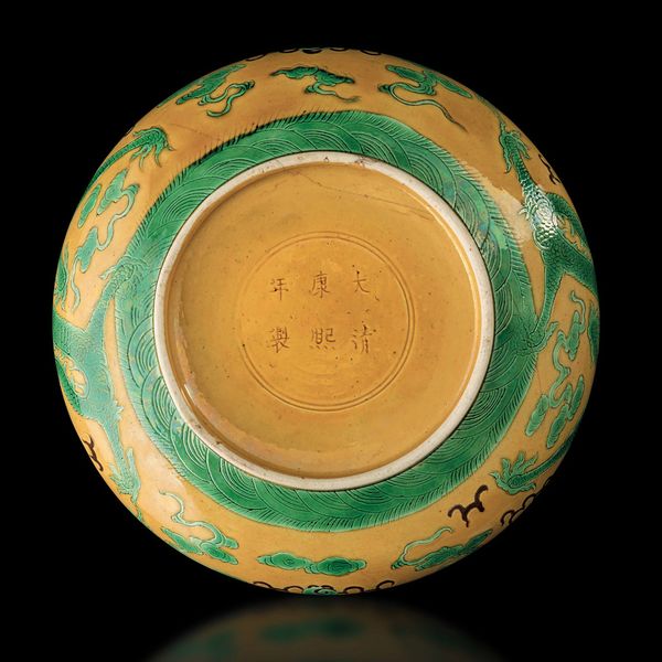 Ciotola in porcellana a smalti Sancai con figura centrale di drago tra le nuvole, Cina, Dinastia Qing, marca e del periodo Kangxi (1662-1722)  - Asta Fine chinese works of art - Associazione Nazionale - Case d'Asta italiane