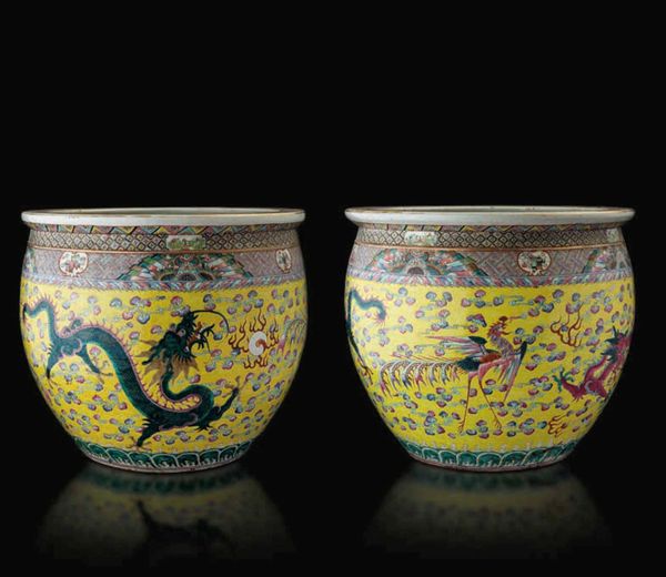 Importante coppia di cachepots in porcellana a smalti policromi con figure di draghi tra le nuvole su fondo giallo e Koi fish, Cina, Dinastia Qing, epoca Guangxu (1875-1912)  - Asta Fine chinese works of art - Associazione Nazionale - Case d'Asta italiane