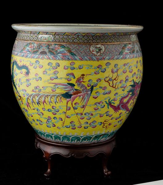 Importante coppia di cachepots in porcellana a smalti policromi con figure di draghi tra le nuvole su fondo giallo e Koi fish, Cina, Dinastia Qing, epoca Guangxu (1875-1912)  - Asta Fine chinese works of art - Associazione Nazionale - Case d'Asta italiane
