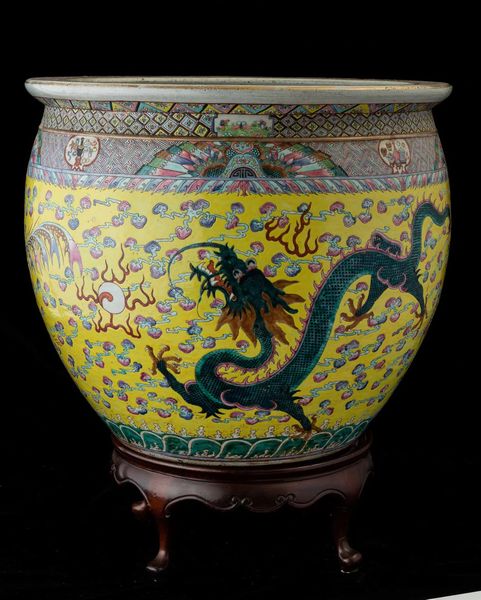 Importante coppia di cachepots in porcellana a smalti policromi con figure di draghi tra le nuvole su fondo giallo e Koi fish, Cina, Dinastia Qing, epoca Guangxu (1875-1912)  - Asta Fine chinese works of art - Associazione Nazionale - Case d'Asta italiane
