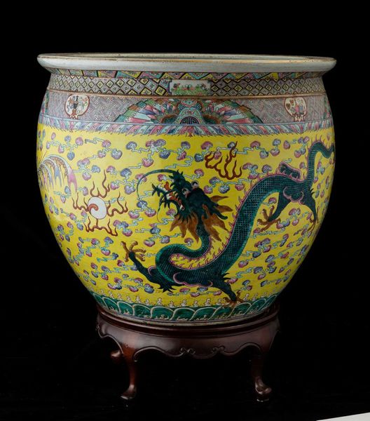 Importante coppia di cachepots in porcellana a smalti policromi con figure di draghi tra le nuvole su fondo giallo e Koi fish, Cina, Dinastia Qing, epoca Guangxu (1875-1912)  - Asta Fine chinese works of art - Associazione Nazionale - Case d'Asta italiane