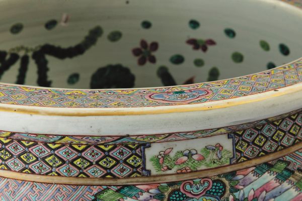 Importante coppia di cachepots in porcellana a smalti policromi con figure di draghi tra le nuvole su fondo giallo e Koi fish, Cina, Dinastia Qing, epoca Guangxu (1875-1912)  - Asta Fine chinese works of art - Associazione Nazionale - Case d'Asta italiane