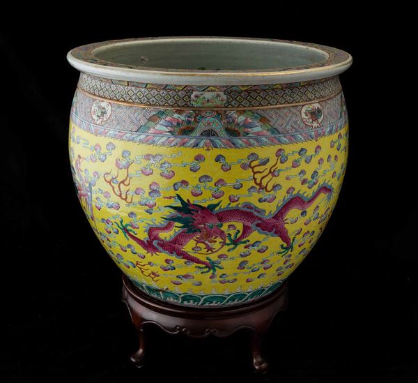 Importante coppia di cachepots in porcellana a smalti policromi con figure di draghi tra le nuvole su fondo giallo e Koi fish, Cina, Dinastia Qing, epoca Guangxu (1875-1912)  - Asta Fine chinese works of art - Associazione Nazionale - Case d'Asta italiane