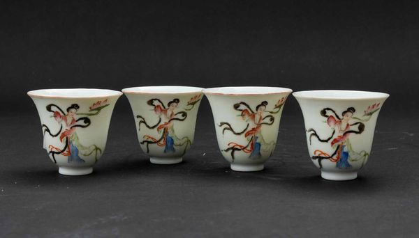 Quattro piccole coppe in porcellana con figure di Guanyin, Cina, inizi XX secolo  - Asta Fine chinese works of art - Associazione Nazionale - Case d'Asta italiane