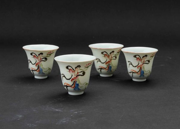 Quattro piccole coppe in porcellana con figure di Guanyin, Cina, inizi XX secolo  - Asta Fine chinese works of art - Associazione Nazionale - Case d'Asta italiane