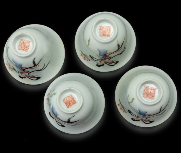 Quattro piccole coppe in porcellana con figure di Guanyin, Cina, inizi XX secolo  - Asta Fine chinese works of art - Associazione Nazionale - Case d'Asta italiane