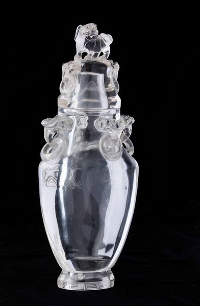 Vaso scolpito in cristallo di rocca con presa del coperchio a foggia di leone e anse ad anello con mascheroni, Cina, Dinastia Qing, XIX secolo  - Asta Fine chinese works of art - Associazione Nazionale - Case d'Asta italiane