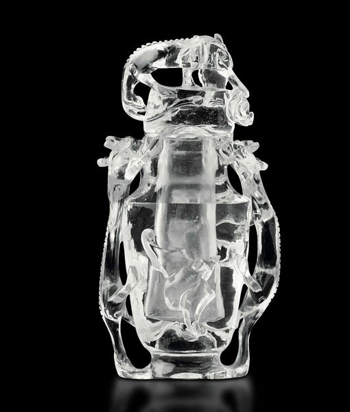 Piccolo vaso scolpito in cristallo di rocca con coperchio e decoro a rilievo e a traforo raffigurante draghetti e pipistrelli, Cina, Dinastia Qing, XIX secolo  - Asta Fine chinese works of art - Associazione Nazionale - Case d'Asta italiane