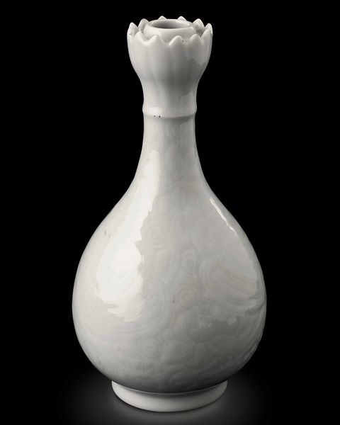 Lotto composto da un piccolo vaso in porcellana monocroma blu, uno a smalti policromi con mascheroni e decoro a fiori di loto su fondo giallo e un candeliere in porcellana monocroma Celadon con decori incisi e bocca a foggia di fiore di loto,Cina, Dinastia Qing, XIX secolo  - Asta Fine chinese works of art - Associazione Nazionale - Case d'Asta italiane