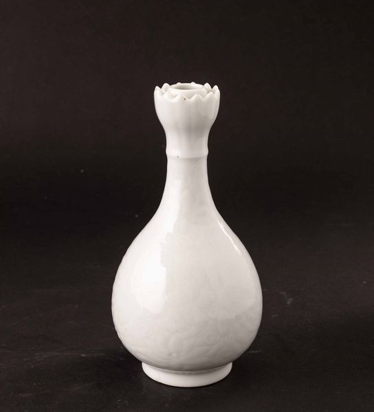 Lotto composto da un piccolo vaso in porcellana monocroma blu, uno a smalti policromi con mascheroni e decoro a fiori di loto su fondo giallo e un candeliere in porcellana monocroma Celadon con decori incisi e bocca a foggia di fiore di loto,Cina, Dinastia Qing, XIX secolo  - Asta Fine chinese works of art - Associazione Nazionale - Case d'Asta italiane