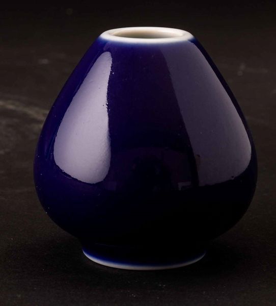 Lotto composto da un piccolo vaso in porcellana monocroma blu, uno a smalti policromi con mascheroni e decoro a fiori di loto su fondo giallo e un candeliere in porcellana monocroma Celadon con decori incisi e bocca a foggia di fiore di loto,Cina, Dinastia Qing, XIX secolo  - Asta Fine chinese works of art - Associazione Nazionale - Case d'Asta italiane