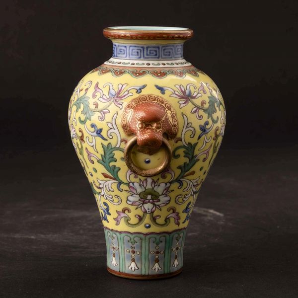 Lotto composto da un piccolo vaso in porcellana monocroma blu, uno a smalti policromi con mascheroni e decoro a fiori di loto su fondo giallo e un candeliere in porcellana monocroma Celadon con decori incisi e bocca a foggia di fiore di loto,Cina, Dinastia Qing, XIX secolo  - Asta Fine chinese works of art - Associazione Nazionale - Case d'Asta italiane