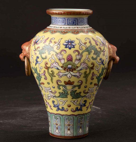 Lotto composto da un piccolo vaso in porcellana monocroma blu, uno a smalti policromi con mascheroni e decoro a fiori di loto su fondo giallo e un candeliere in porcellana monocroma Celadon con decori incisi e bocca a foggia di fiore di loto,Cina, Dinastia Qing, XIX secolo  - Asta Fine chinese works of art - Associazione Nazionale - Case d'Asta italiane