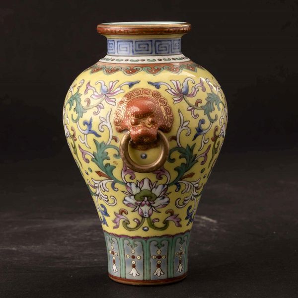 Lotto composto da un piccolo vaso in porcellana monocroma blu, uno a smalti policromi con mascheroni e decoro a fiori di loto su fondo giallo e un candeliere in porcellana monocroma Celadon con decori incisi e bocca a foggia di fiore di loto,Cina, Dinastia Qing, XIX secolo  - Asta Fine chinese works of art - Associazione Nazionale - Case d'Asta italiane