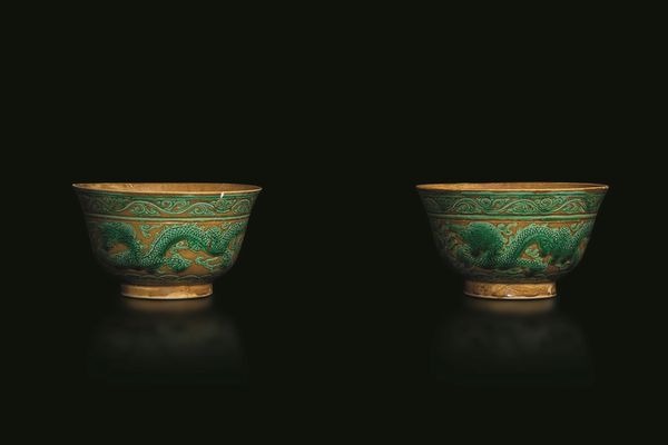 Due piccole ciotole in porcellana a smalti Sancai con figure di draghi, Cina, Dinastia Qing, marca e del periodo Guangxu (1875-1908)  - Asta Fine chinese works of art - Associazione Nazionale - Case d'Asta italiane