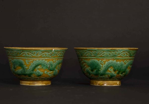 Due piccole ciotole in porcellana a smalti Sancai con figure di draghi, Cina, Dinastia Qing, marca e del periodo Guangxu (1875-1908)  - Asta Fine chinese works of art - Associazione Nazionale - Case d'Asta italiane