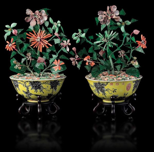 Rara coppia di ciotole in porcellana a fondo giallo con decoro naturalistico a grisaille in stile Dayazhai, Cina, Dinastia Qing, epoca Guangxu (1875-1908)  - Asta Fine chinese works of art - Associazione Nazionale - Case d'Asta italiane