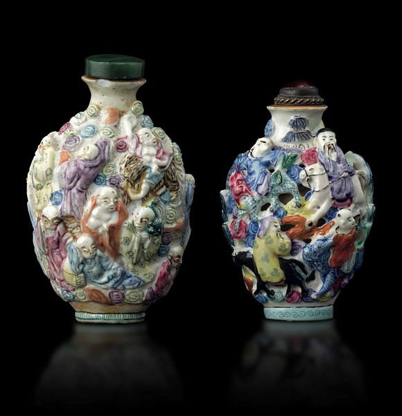 Due snuff bottles in porcellana con figure di immortali a rilievo, Cina, Dinastia Qing, epoca Jiaqing (1796-1820)  - Asta Fine chinese works of art - Associazione Nazionale - Case d'Asta italiane