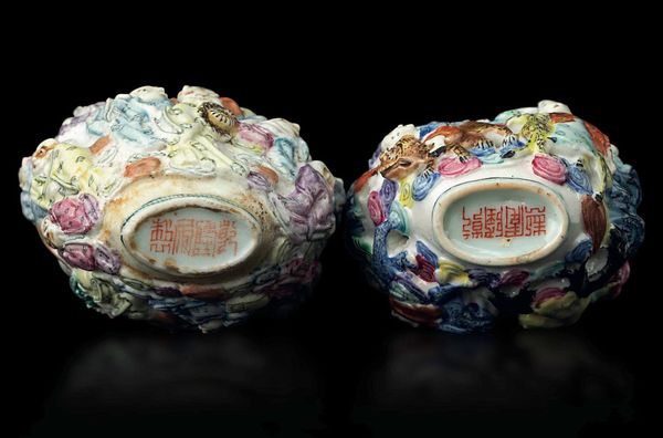 Due snuff bottles in porcellana con figure di immortali a rilievo, Cina, Dinastia Qing, epoca Jiaqing (1796-1820)  - Asta Fine chinese works of art - Associazione Nazionale - Case d'Asta italiane