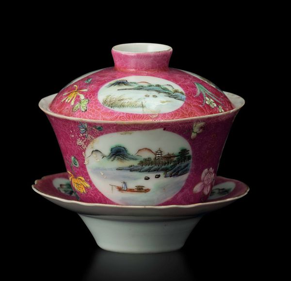 Piccola ciotola con coperchio e piattino in porcellana con raffigurazioni di paesaggio entro riserve, Cina, Repubblica, XX secolo  - Asta Fine chinese works of art - Associazione Nazionale - Case d'Asta italiane