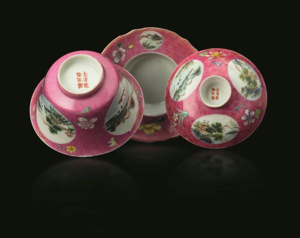 Piccola ciotola con coperchio e piattino in porcellana con raffigurazioni di paesaggio entro riserve, Cina, Repubblica, XX secolo  - Asta Fine chinese works of art - Associazione Nazionale - Case d'Asta italiane