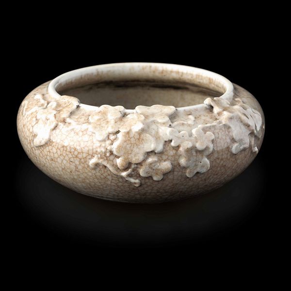 Sciacquapennelli circolare con decori floreali a rilievo in porcellana Guan, Cina, Dinastia Qing, XIX secolo  - Asta Fine chinese works of art - Associazione Nazionale - Case d'Asta italiane