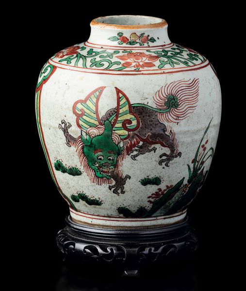 Jar in porcellana con figure di draghi e decori floreali, Cina, Dinastia Qing, epoca Shunzhi (1644-1661)  - Asta Fine chinese works of art - Associazione Nazionale - Case d'Asta italiane