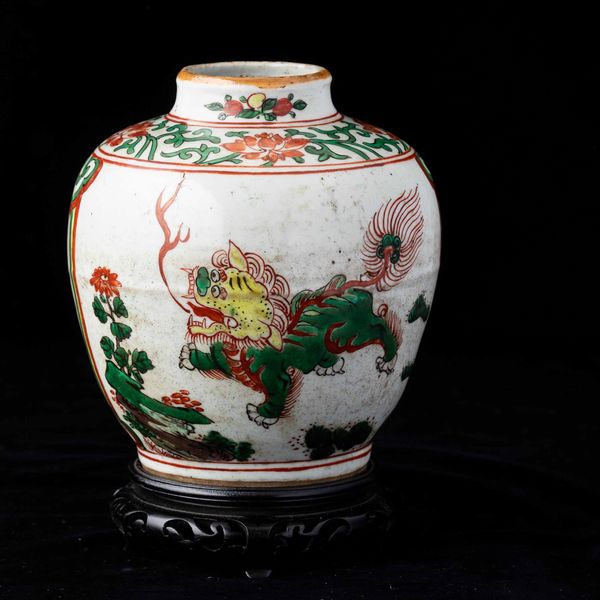 Jar in porcellana con figure di draghi e decori floreali, Cina, Dinastia Qing, epoca Shunzhi (1644-1661)  - Asta Fine chinese works of art - Associazione Nazionale - Case d'Asta italiane
